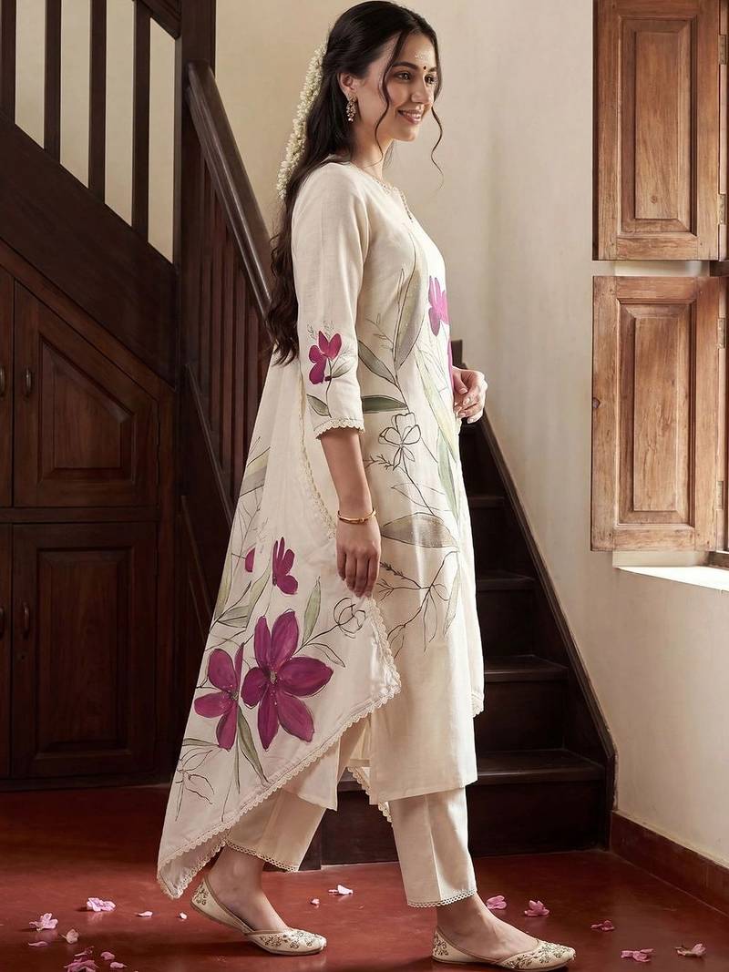 Women Floral Printed Regular Kurta with Trousers & With Dupatta