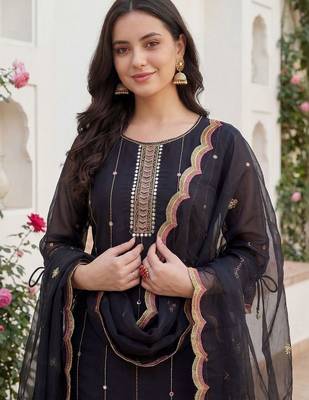 Women Floral Embroidered Regular Thread Work Kurta with Trousers & With Dupatta 1