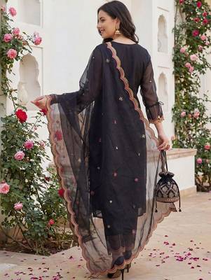 Women Floral Embroidered Regular Thread Work Kurta with Trousers & With Dupatta 3