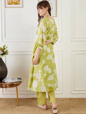 Women Floral Printed Empire Pure Cotton Kurta with Trousers 3