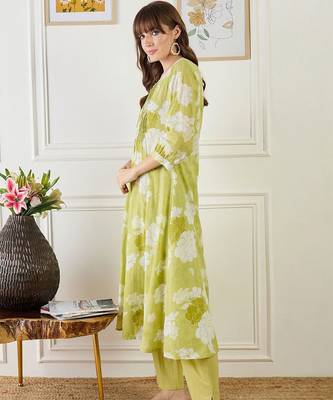 Women Floral Printed Empire Pure Cotton Kurta with Trousers 6