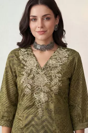 Women Ethnic Motifs Printed Regular Thread Work Kurta with Trousers