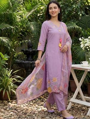 Women Floral Embroidered Regular Thread Work Kurta with Trousers & With Dupatta 1