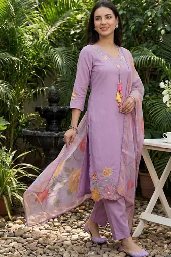 Women Floral Embroidered Regular Thread Work Kurta with Trousers & With Dupatta