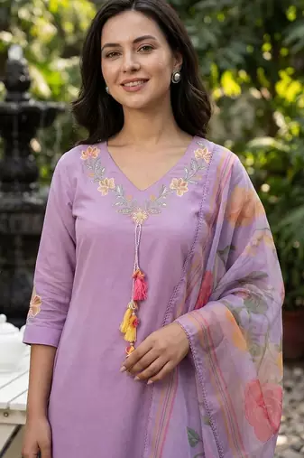 Women Floral Embroidered Regular Thread Work Kurta with Trousers & With Dupatta