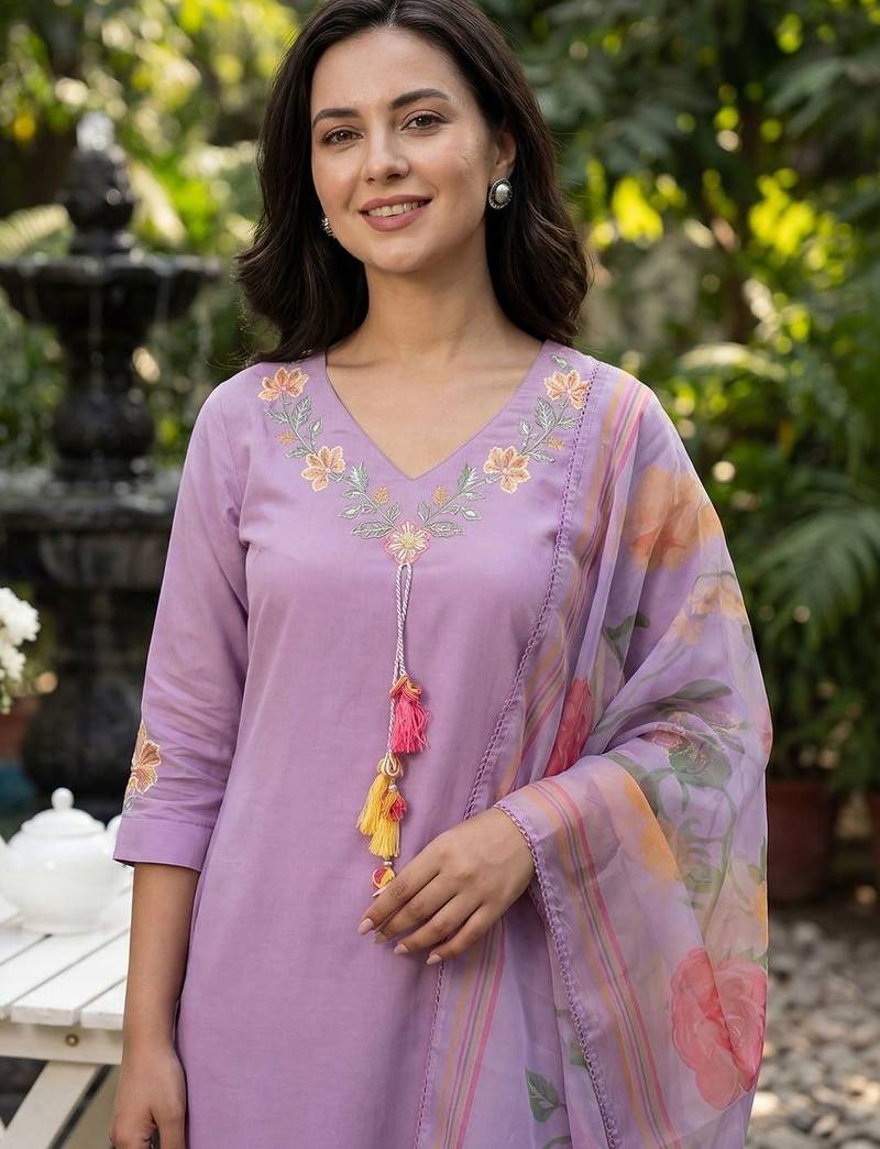Women Floral Embroidered Regular Thread Work Kurta with Trousers & With Dupatta