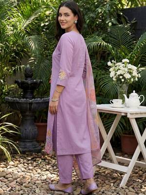 Women Floral Embroidered Regular Thread Work Kurta with Trousers & With Dupatta 4