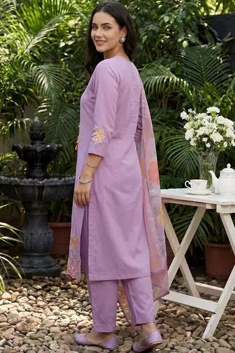 Women Floral Embroidered Regular Thread Work Kurta with Trousers & With Dupatta