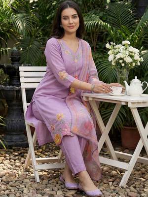 Women Floral Embroidered Regular Thread Work Kurta with Trousers & With Dupatta 5