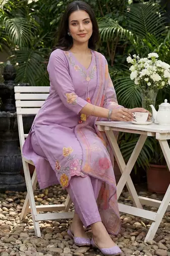 Women Floral Embroidered Regular Thread Work Kurta with Trousers & With Dupatta