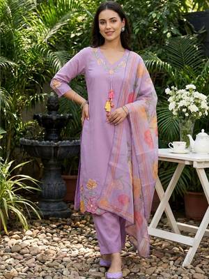 Women Floral Embroidered Regular Thread Work Kurta with Trousers & With Dupatta 6
