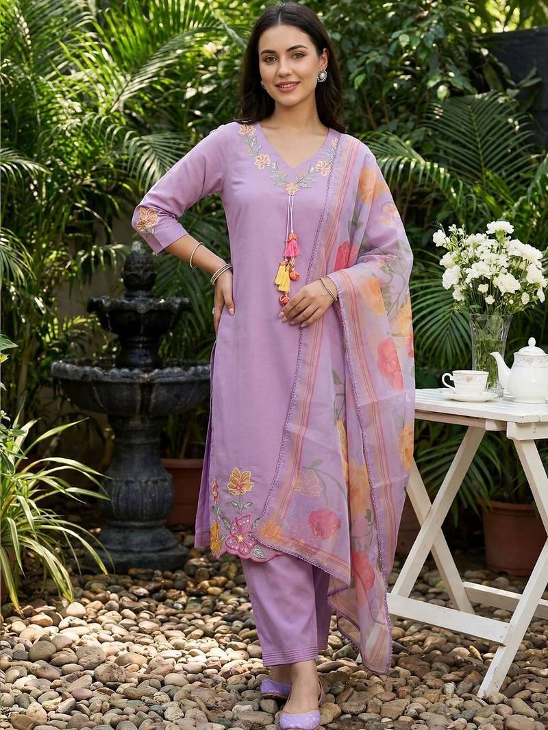 Women Floral Embroidered Regular Thread Work Kurta with Trousers & With Dupatta