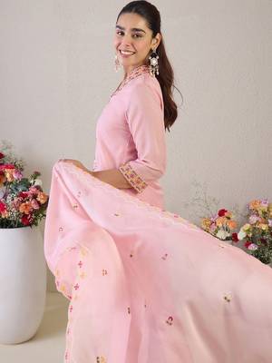 Women Floral Embroidered Regular Thread Work Kurta with Trousers & With Dupatta 2