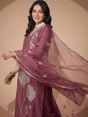 Women Floral Embroidered Regular Thread Work Kurta with Trousers & With Dupatta 5