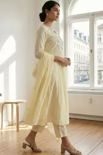 Women Floral Embroidered Panelled Thread Work Pure Cotton Kurta with Trousers & With Dupatta