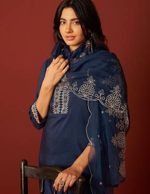 Women Ethnic Motifs Embroidered Regular Thread Work Kurta with Trousers & With Dupatta 3