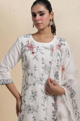 Women Floral Printed Regular Kurta with Trousers & With Dupatta