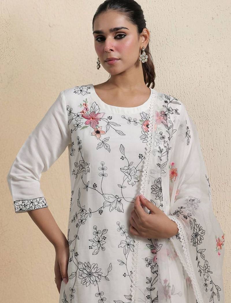 Women Floral Printed Regular Kurta with Trousers & With Dupatta