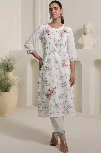 Women Floral Printed Regular Kurta with Trousers & With Dupatta