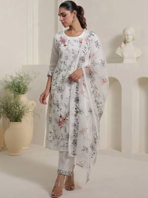 Women Floral Printed Regular Kurta with Trousers & With Dupatta 3
