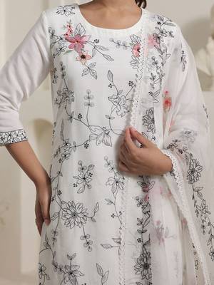 Women Floral Printed Regular Kurta with Trousers & With Dupatta 4