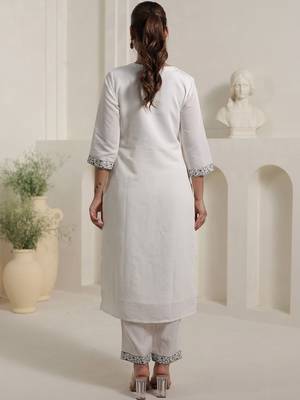 Women Floral Printed Regular Kurta with Trousers & With Dupatta 5