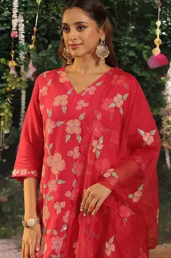 Women Floral Embroidered Regular Sequinned Kurta with Trousers & With Dupatta