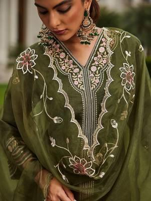 Women Floral Embroidered Regular Kurta with Trousers & With Dupatta 2