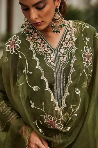 Women Floral Embroidered Regular Kurta with Trousers & With Dupatta
