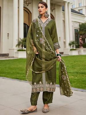 Women Floral Embroidered Regular Kurta with Trousers & With Dupatta 3