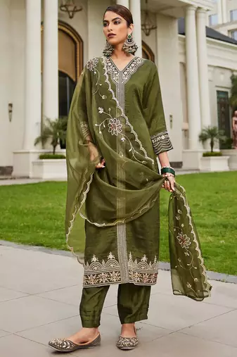 Women Floral Embroidered Regular Kurta with Trousers & With Dupatta