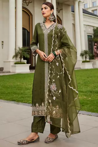 Women Floral Embroidered Regular Kurta with Trousers & With Dupatta