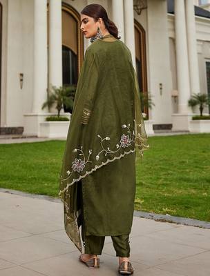 Women Floral Embroidered Regular Kurta with Trousers & With Dupatta 5