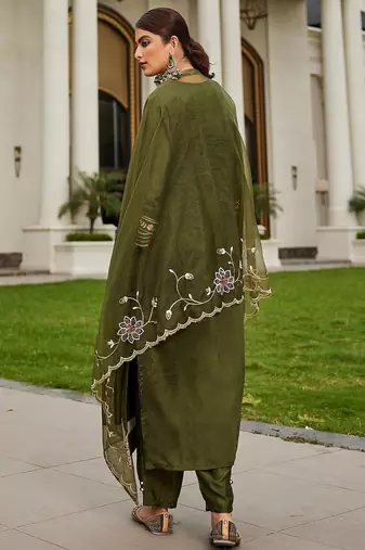 Women Floral Embroidered Regular Kurta with Trousers & With Dupatta
