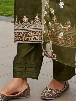 Women Floral Embroidered Regular Kurta with Trousers & With Dupatta 6