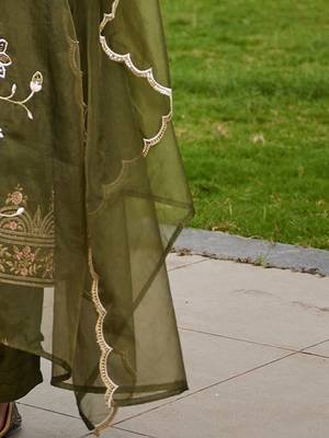 Women Floral Embroidered Regular Kurta with Trousers & With Dupatta 7