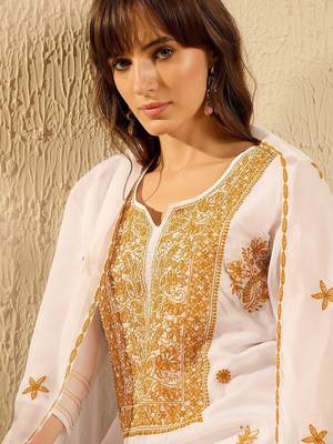 Women Floral Embroidered Regular Thread Work Kurta with Trousers & With Dupatta 2