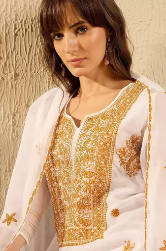 Women Floral Embroidered Regular Thread Work Kurta with Trousers & With Dupatta
