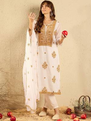 Women Floral Embroidered Regular Thread Work Kurta with Trousers & With Dupatta 3
