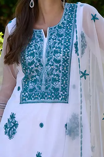 Floral Embroidered Regular Thread Work Kurta with Trousers & Dupatta