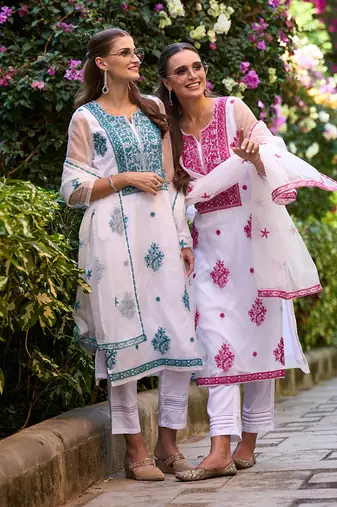 Floral Embroidered Regular Thread Work Kurta with Trousers & Dupatta