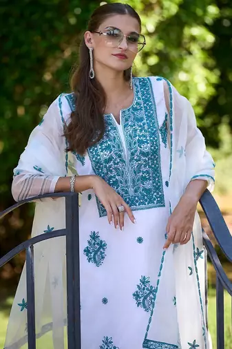 Floral Embroidered Regular Thread Work Kurta with Trousers & Dupatta