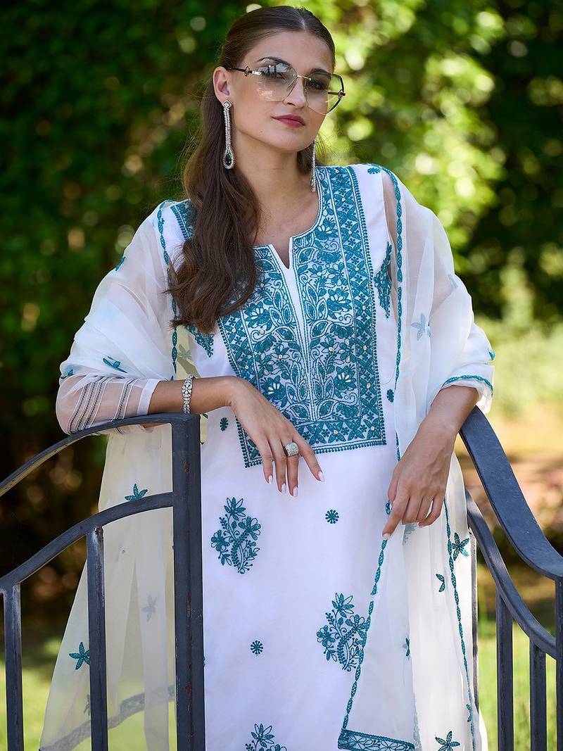 Floral Embroidered Regular Thread Work Kurta with Trousers & Dupatta