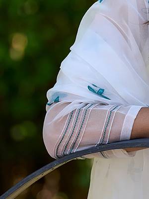 Floral Embroidered Regular Thread Work Kurta with Trousers & Dupatta 8