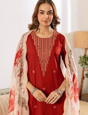 Women Floral Embroidered Regular Thread Work Kurta with Trousers & With Dupatta 2