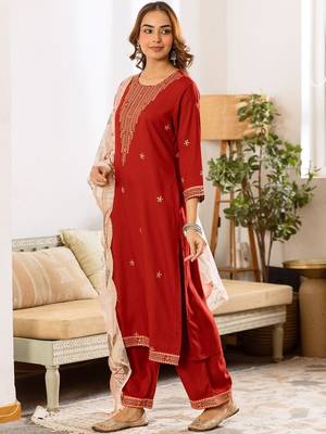 Women Floral Embroidered Regular Thread Work Kurta with Trousers & With Dupatta 7