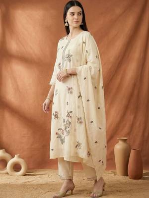 Women Floral Embroidered Regular Thread Work Kurta with Trousers & With Dupatta 3