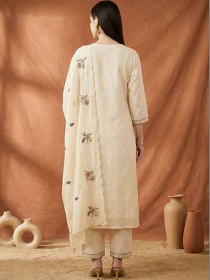 Women Floral Embroidered Regular Thread Work Kurta with Trousers & With Dupatta 4