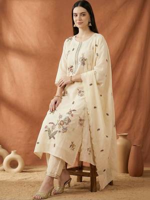 Women Floral Embroidered Regular Thread Work Kurta with Trousers & With Dupatta 5