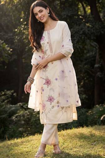 Women Floral Embroidered Regular Thread Work Kurta with Trousers & With Dupatta